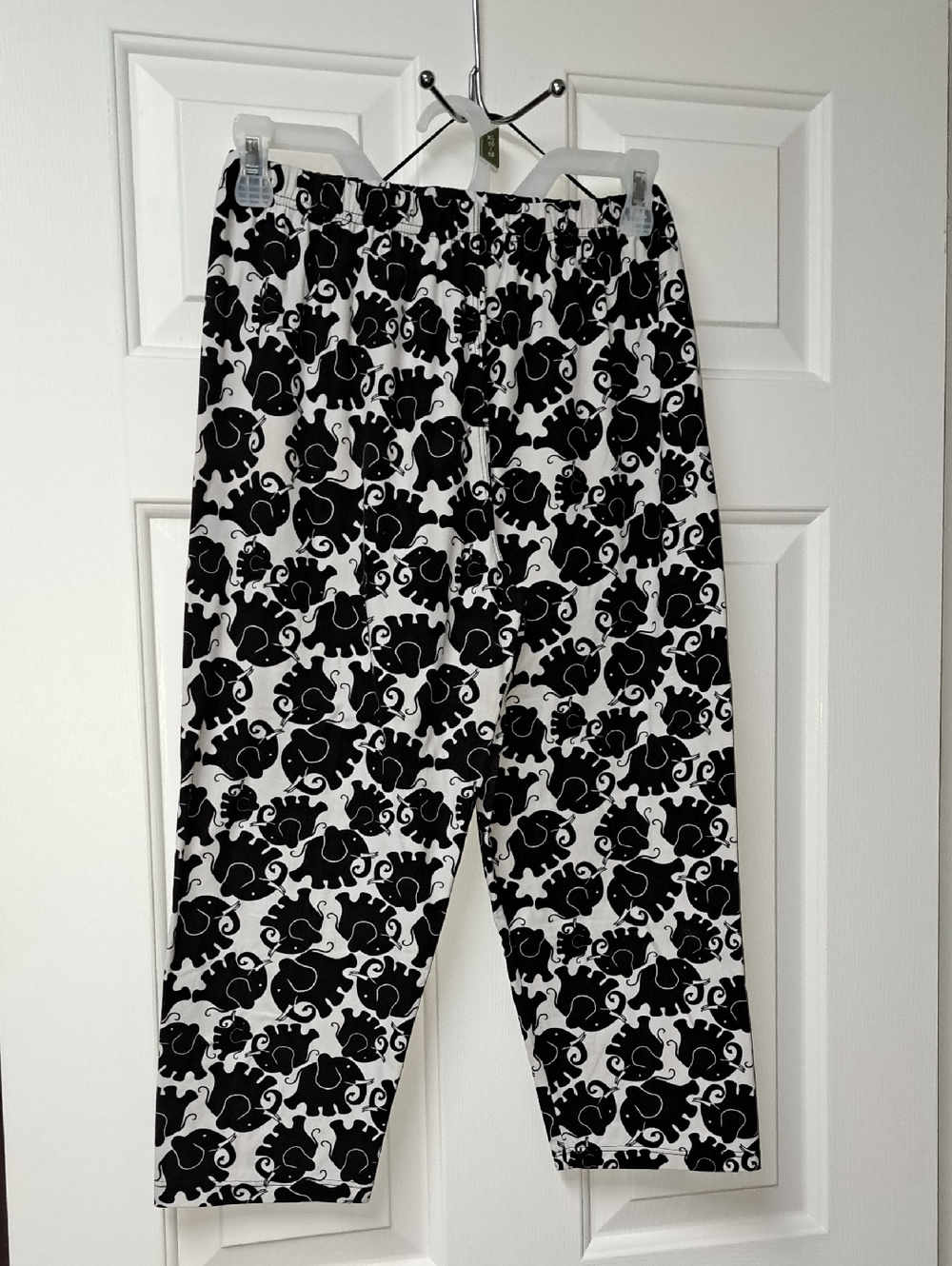 Black & White Elephant Print Capris - Women